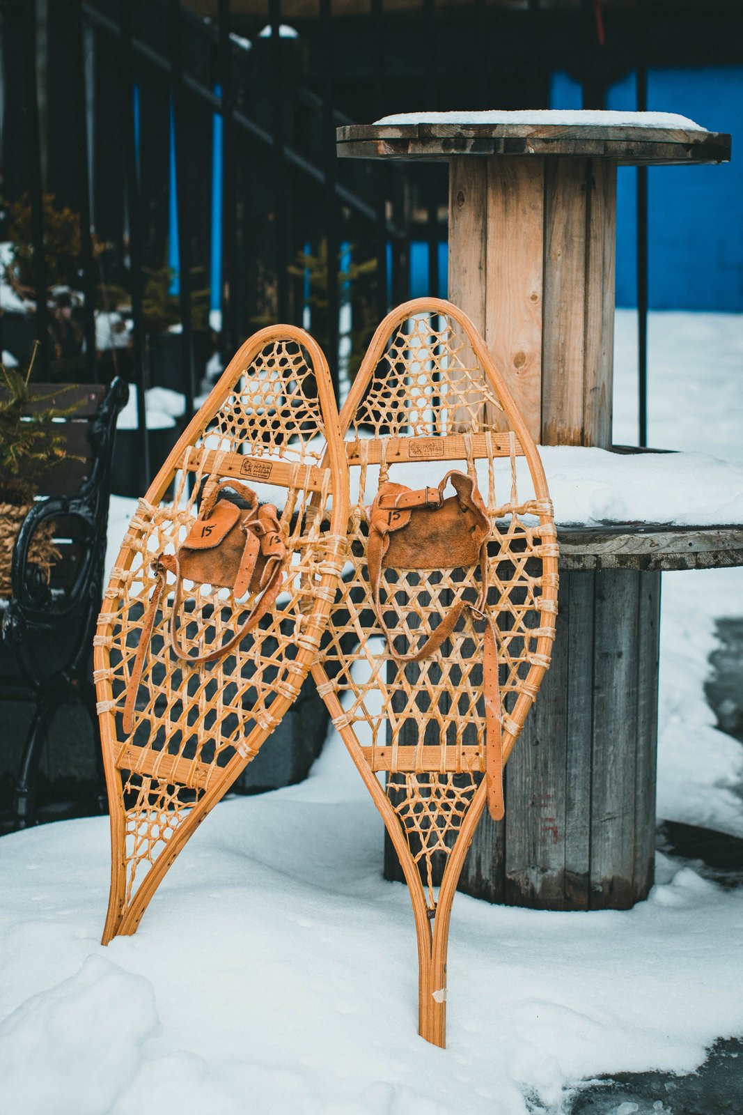Raquettes traditionnelles dans la neige